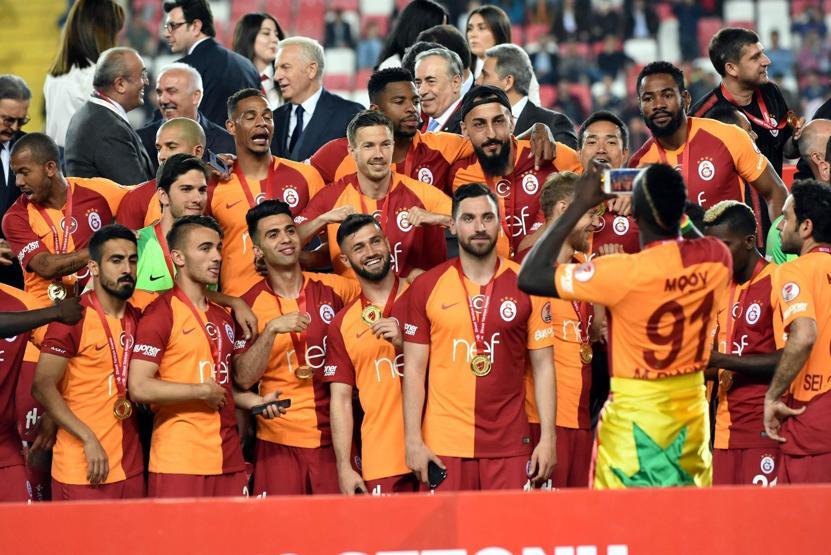 Galatasaray rakipleriyle arasındaki kupa farkını açıyor