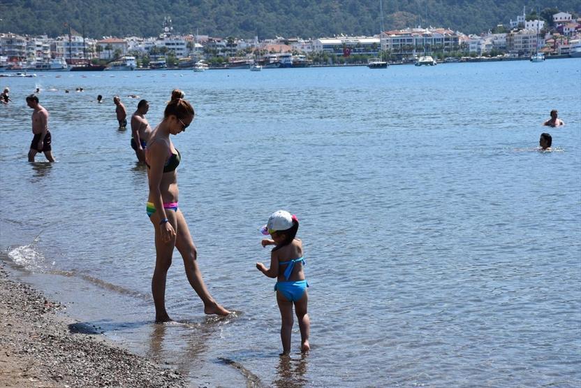 Mayıs ayında deniz keyfi... Plajlarda adım atacak yer kalmadı