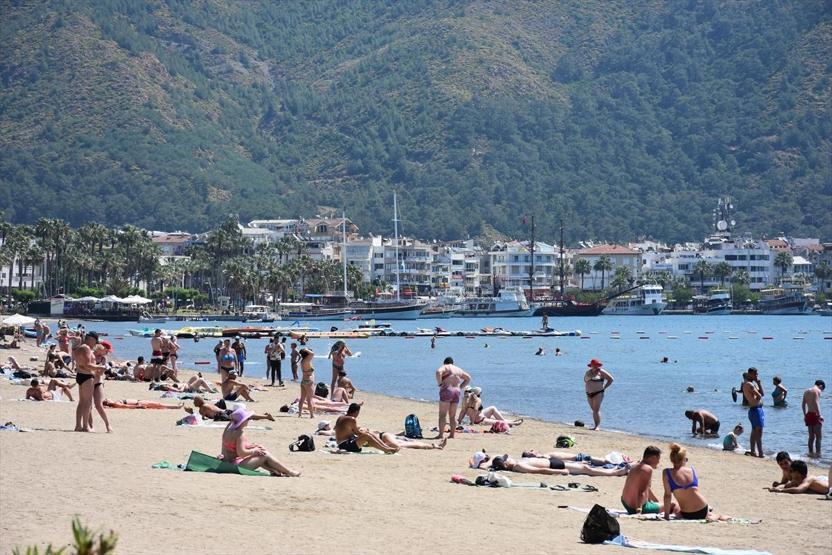 Mayıs ayında deniz keyfi... Plajlarda adım atacak yer kalmadı