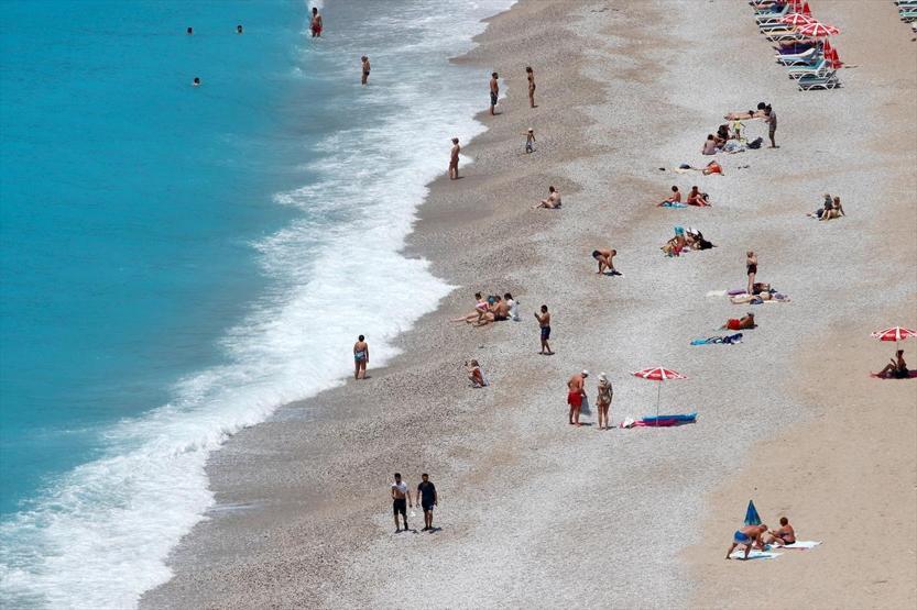 Mayıs ayında deniz keyfi... Plajlarda adım atacak yer kalmadı