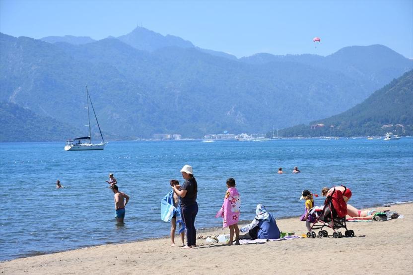 Mayıs ayında deniz keyfi... Plajlarda adım atacak yer kalmadı
