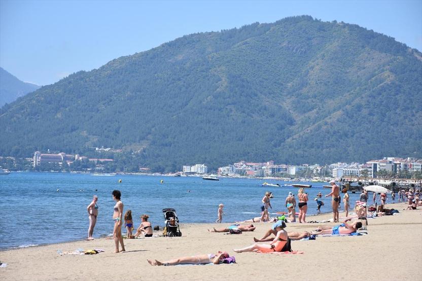 Mayıs ayında deniz keyfi... Plajlarda adım atacak yer kalmadı