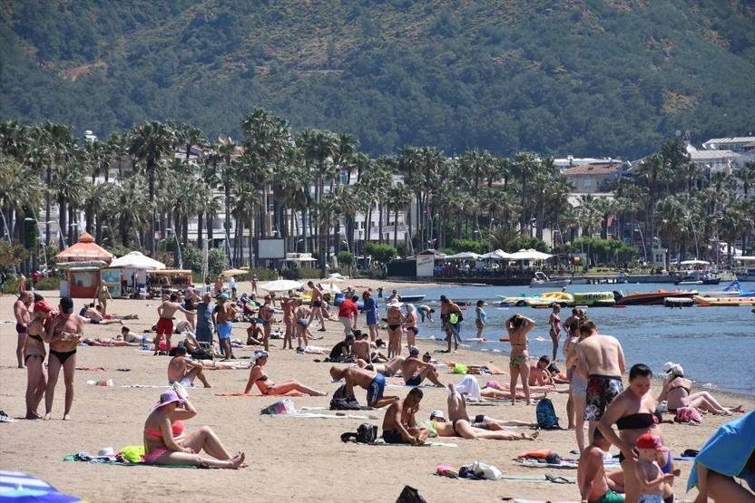 Mayıs ayında deniz keyfi... Plajlarda adım atacak yer kalmadı