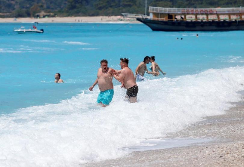 Mayıs ayında deniz keyfi... Plajlarda adım atacak yer kalmadı