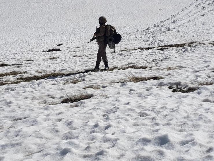Başkalede terör örgütü PKKya ait cephanelik ele geçirildi