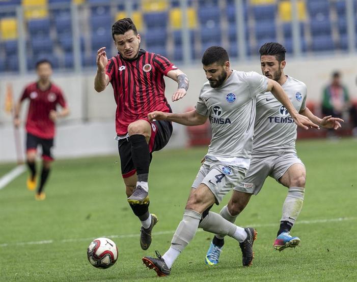 Ümit Özat gözyaşlarını tutamadı