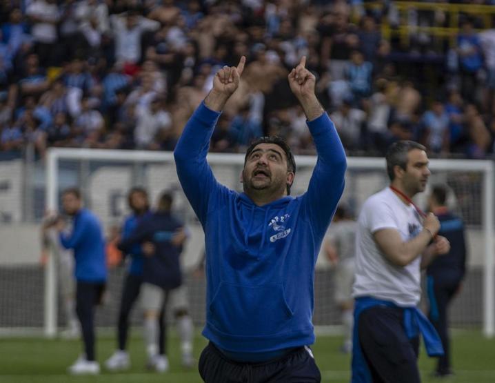 Ümit Özat gözyaşlarını tutamadı