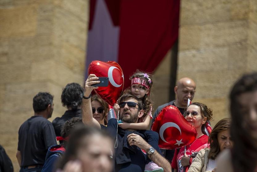 On binlerce kişi Anıtkabire akın etti
