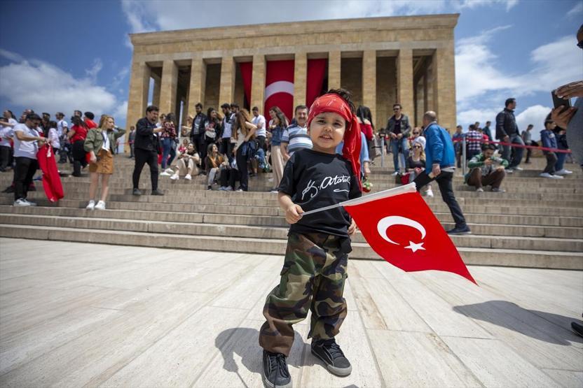 On binlerce kişi Anıtkabire akın etti