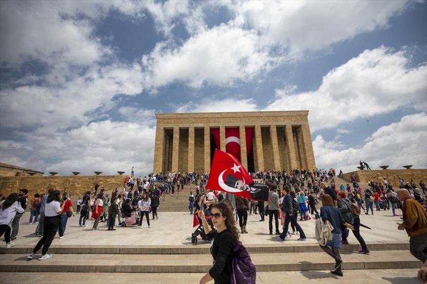 On binlerce kişi Anıtkabire akın etti