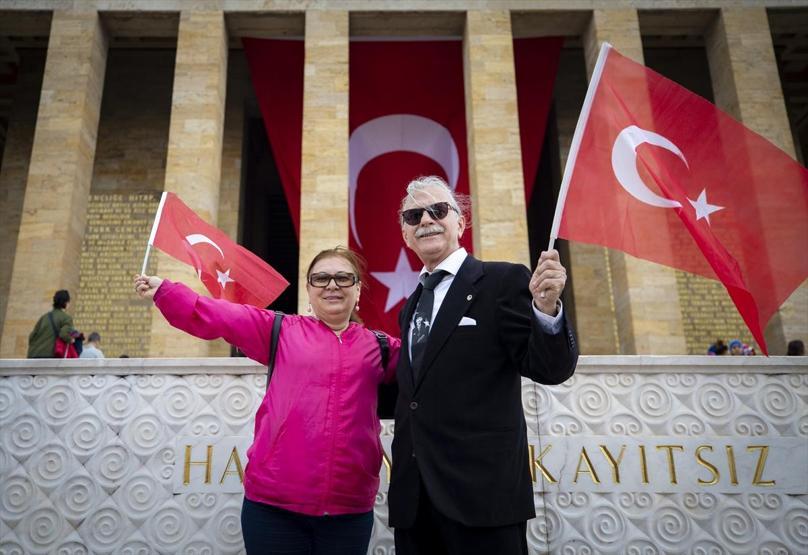 On binlerce kişi Anıtkabire akın etti