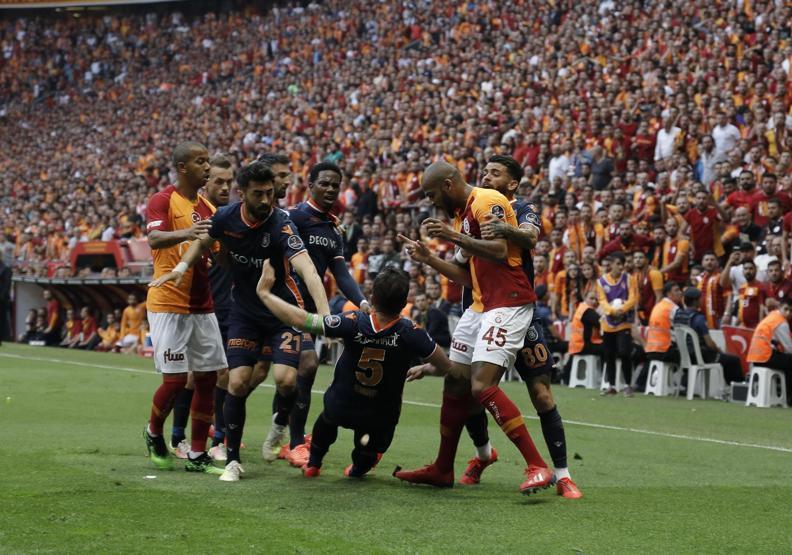 Galatasaray-Başakşehir maçında gergin anlar