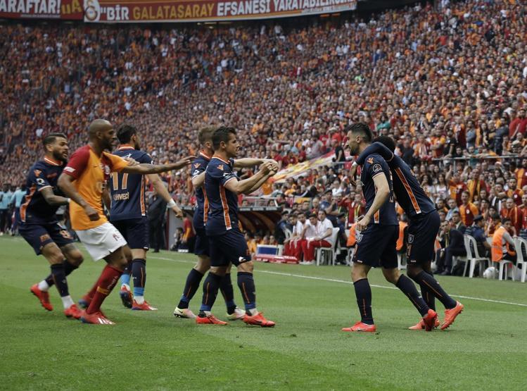 Galatasaray-Başakşehir maçında gergin anlar