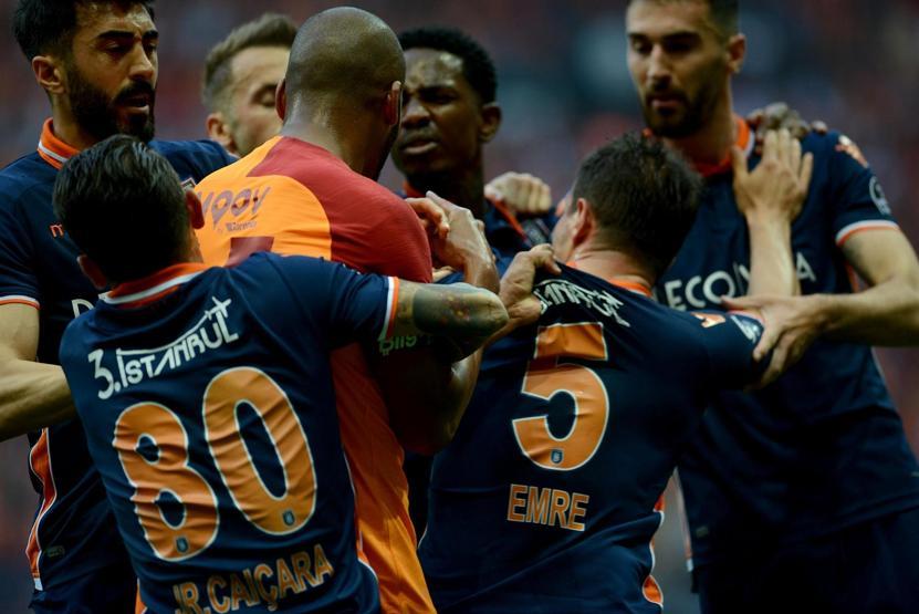 Galatasaray-Başakşehir maçında gergin anlar