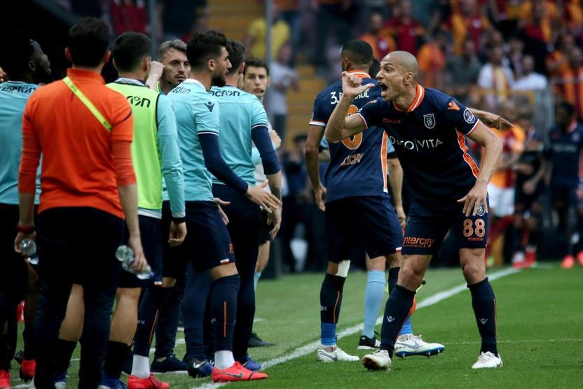 Galatasaray-Başakşehir maçında gergin anlar