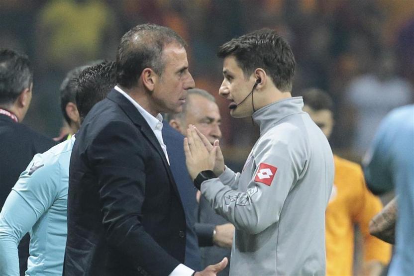 Galatasaray-Başakşehir maçında gergin anlar