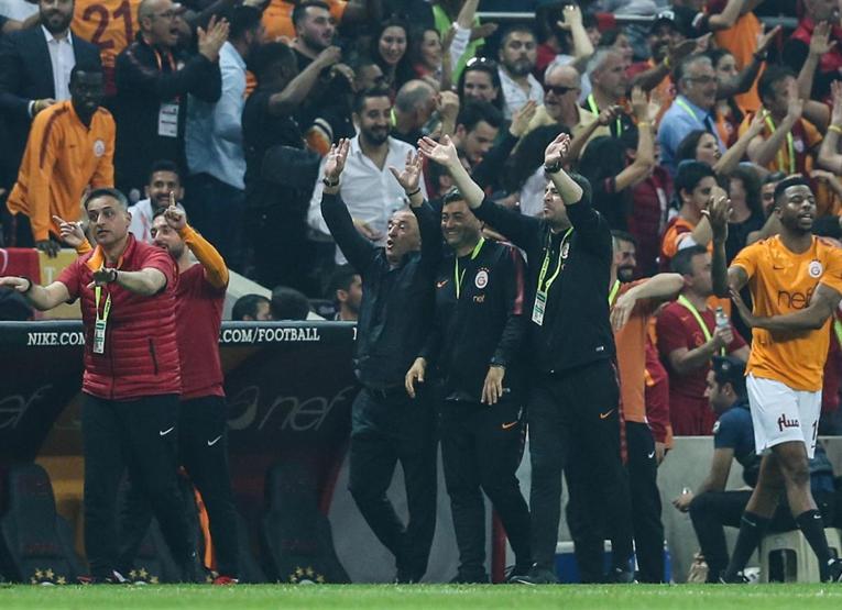 Galatasaray-Başakşehir maçında gergin anlar