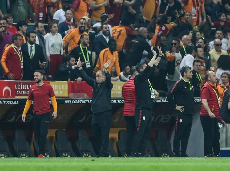 Galatasaray-Başakşehir maçında gergin anlar