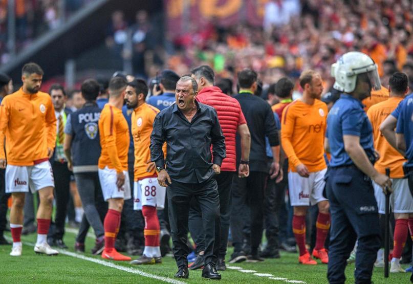 Galatasaray-Başakşehir maçında gergin anlar