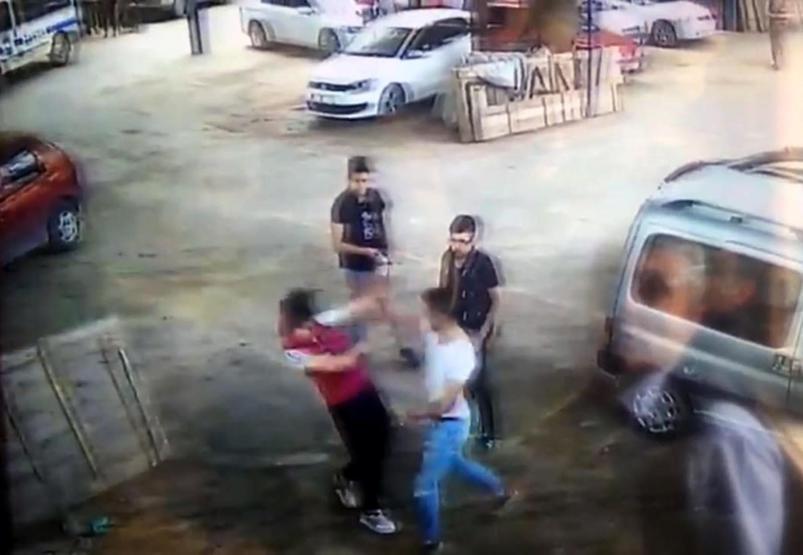 Tartıştığı yaşıtlarına döner bıçağı ile saldırdı