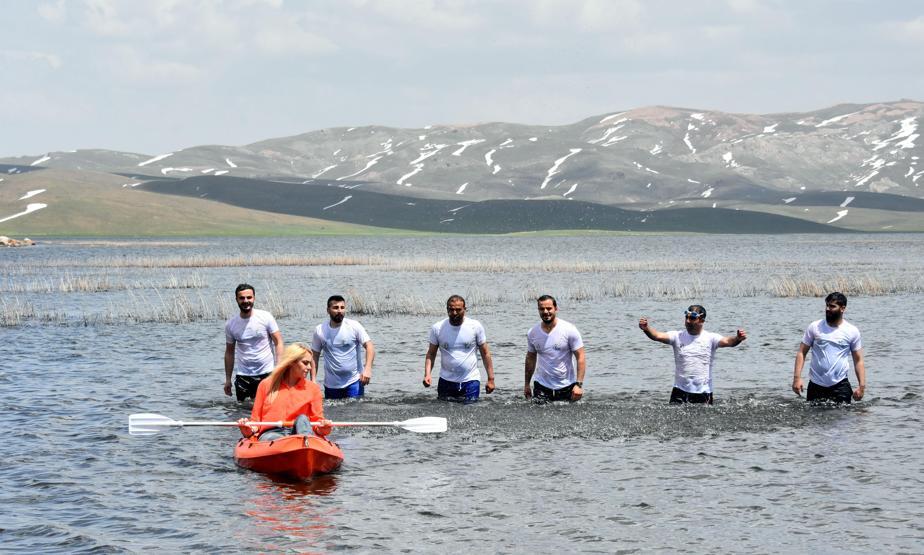 Urartuların baraj gölünde yüzüp, kanoyla gezdiler