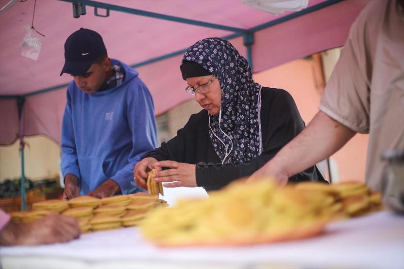 Gazzenin meşhur ramazan tatlısı kadayıfın ilk kadın ustası