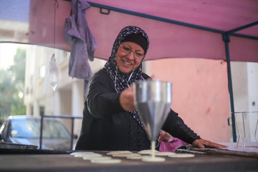 Gazzenin meşhur ramazan tatlısı kadayıfın ilk kadın ustası