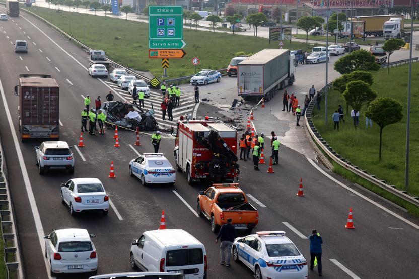 TIRa çarpan lüks araç hurdaya döndü: 1 ölü, 1 yaralı
