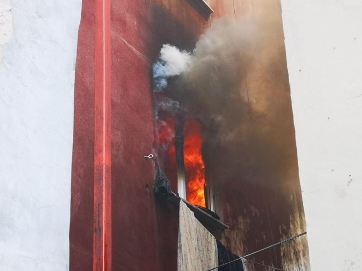 İstanbulda yangında can pazarı: Çocuklarını battaniyeye atıp ikinci kattan atladı