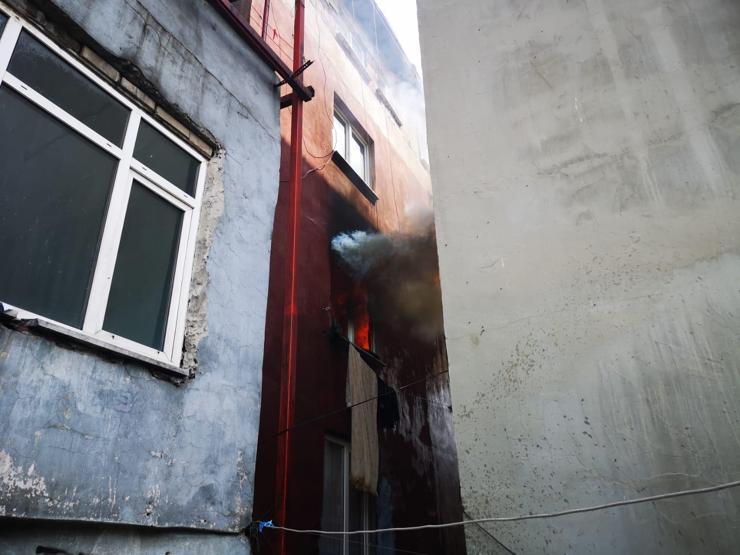 İstanbulda yangında can pazarı: Çocuklarını battaniyeye atıp ikinci kattan atladı