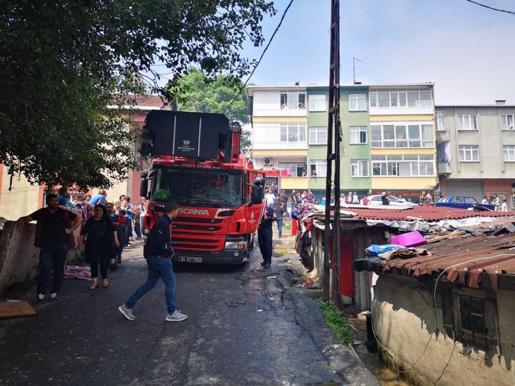 İstanbulda yangında can pazarı: Çocuklarını battaniyeye atıp ikinci kattan atladı