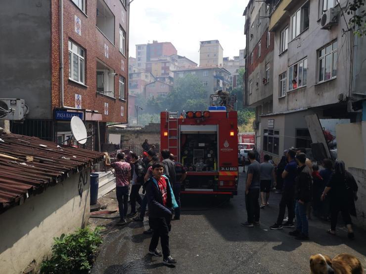 İstanbulda yangında can pazarı: Çocuklarını battaniyeye atıp ikinci kattan atladı