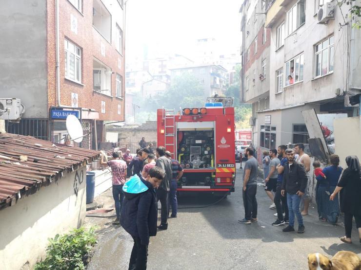 İstanbulda yangında can pazarı: Çocuklarını battaniyeye atıp ikinci kattan atladı