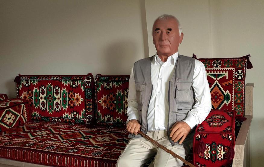 Ölen eşinin balmumu heykeline sarılarak hasret gideriyor