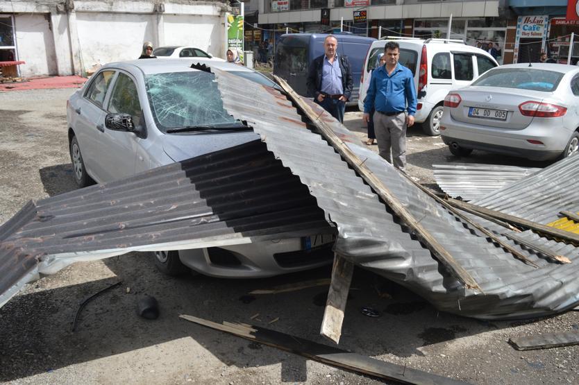 Ağrı’da şiddetli rüzgar çatıları uçurdu