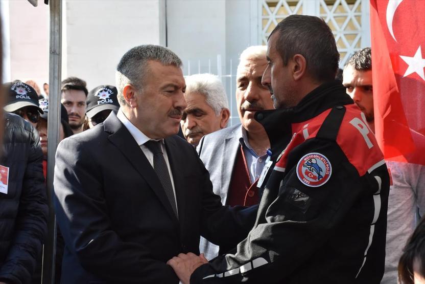 Şehit oğlunun üniformasını giyerek uğurladı