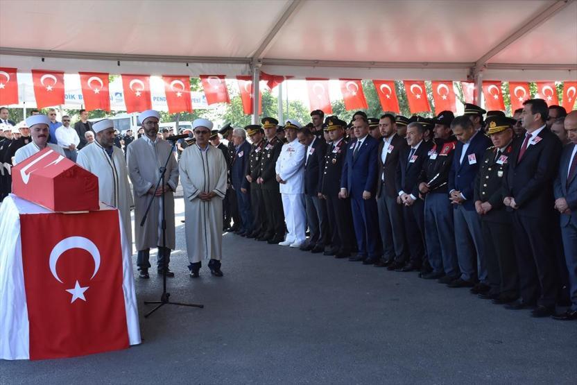 Şehit oğlunun üniformasını giyerek uğurladı