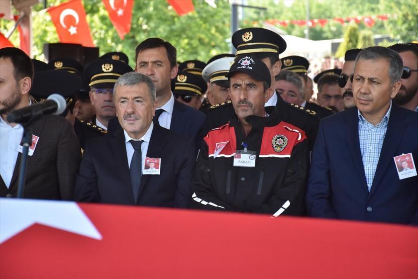 Şehit oğlunun üniformasını giyerek uğurladı