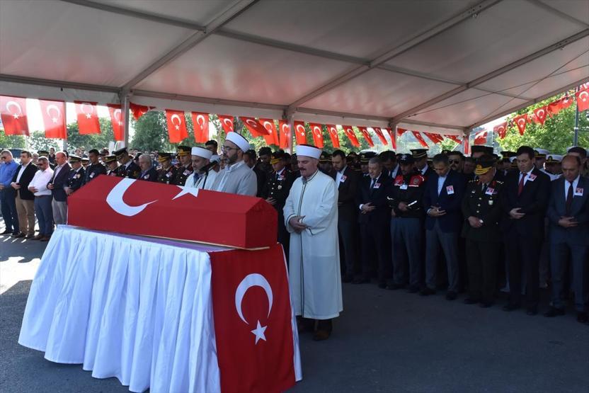 Şehit oğlunun üniformasını giyerek uğurladı