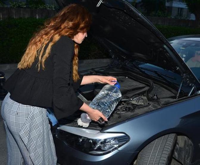 Ünlü ismin zor anları Bidonlarla su taşıdı