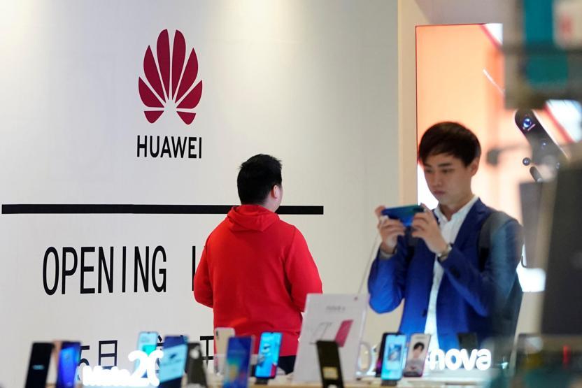 Çinli tüketiciler Appleı bırakıp Huawei alıyor: Cebimden iPhone çıkarmak utanç verici