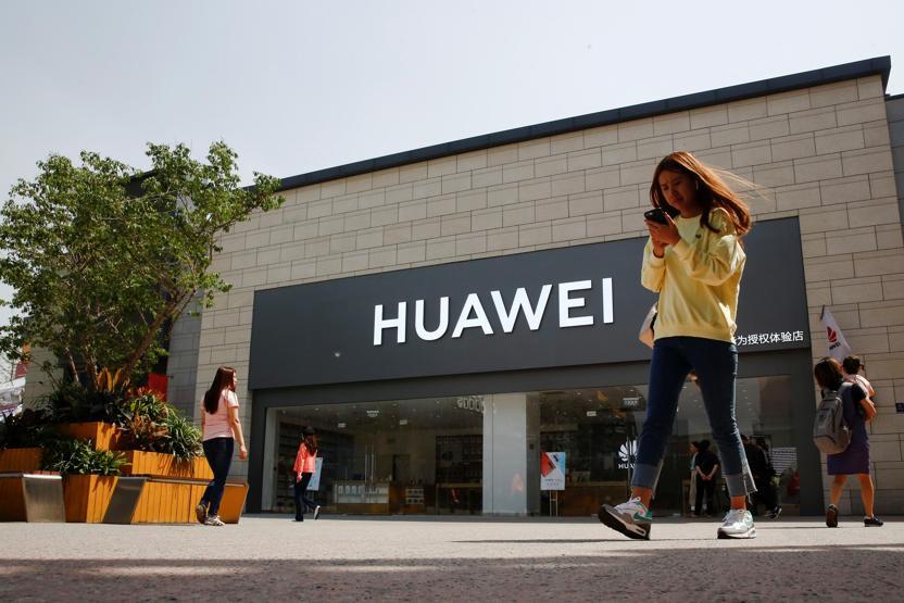 Çinli tüketiciler Appleı bırakıp Huawei alıyor: Cebimden iPhone çıkarmak utanç verici