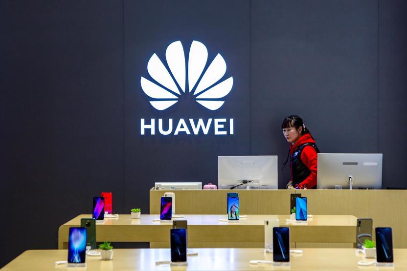 Çinli tüketiciler Appleı bırakıp Huawei alıyor: Cebimden iPhone çıkarmak utanç verici