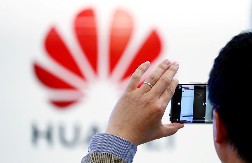 Çinli tüketiciler Appleı bırakıp Huawei alıyor: Cebimden iPhone çıkarmak utanç verici