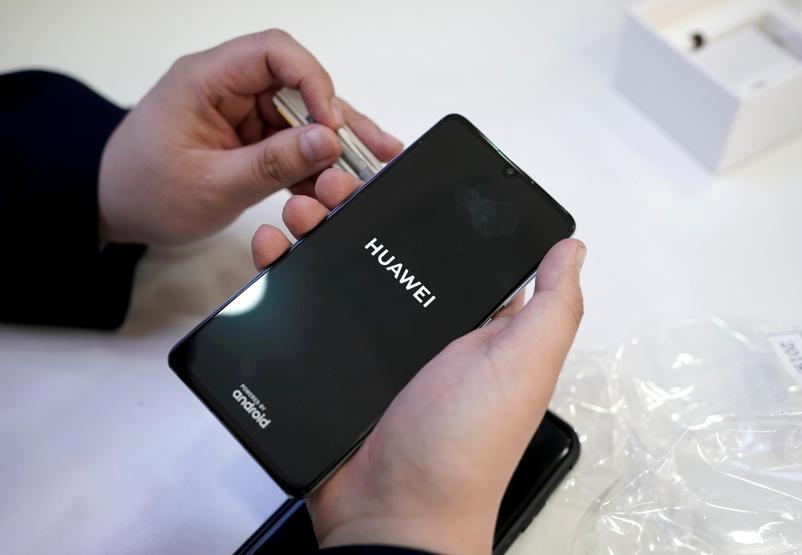 Çinli tüketiciler Appleı bırakıp Huawei alıyor: Cebimden iPhone çıkarmak utanç verici