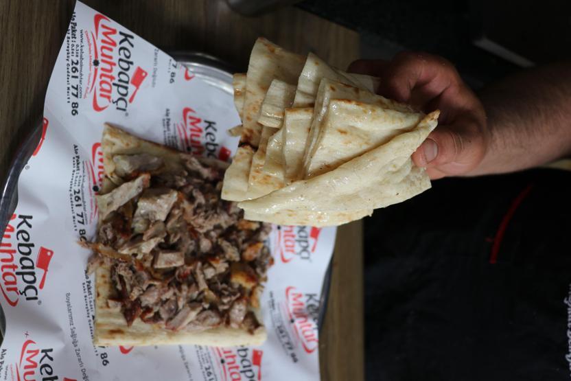 Meşhur Denizli kebabı, çatal bıçak kullanılmadan tüketiliyor