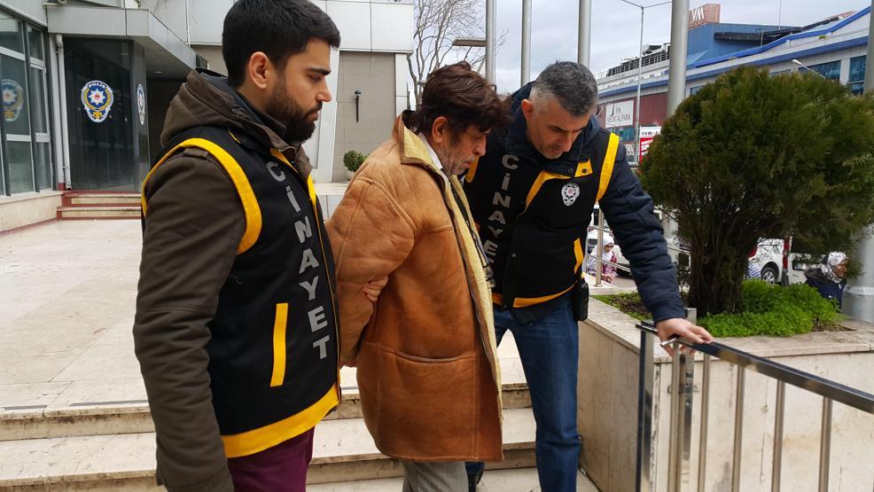Kızını bıçaklayıp, başında sigara içmiş