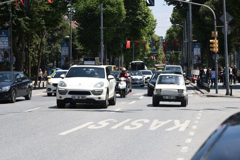 Ünlü şarkıcı asfaltı ağlattı
