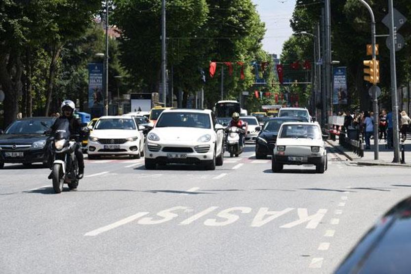 Ünlü şarkıcı asfaltı ağlattı
