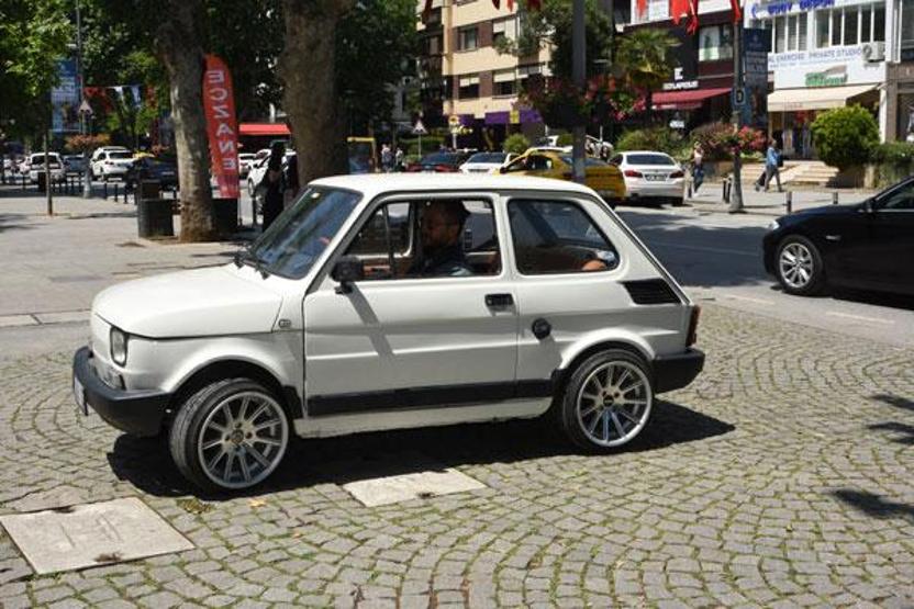Ünlü şarkıcı asfaltı ağlattı
